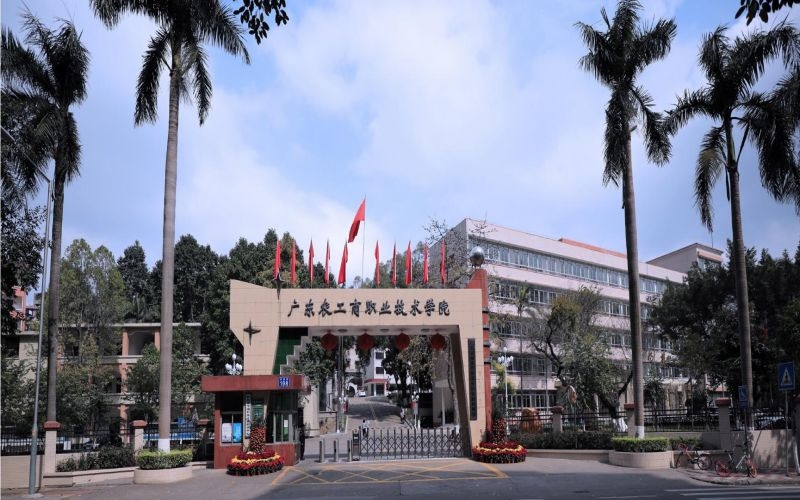 雷登電梯牽手廣東農(nóng)工商職業(yè)技術(shù)學(xué)院，為莘莘學(xué)子提供便捷垂直服務(wù)